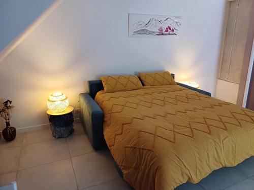 une chambre avec un lit et un canapé dans l'établissement Studio Indépendant dans Demeure Typique d'Exception, à Saint-Vincent