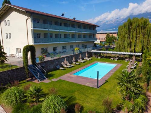 Bazén v ubytování Hotel Turmwirt nebo v jeho okolí