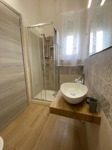 un bagno con lavandino e doccia di LaPignaapartments a Marsala