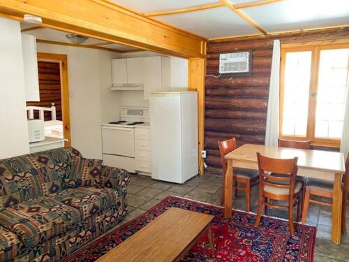 サンタデールにあるChalet Alpineのリビングルーム(ソファ、テーブル、冷蔵庫付)