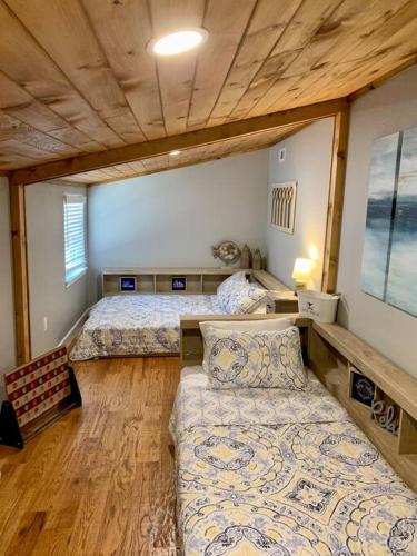 a bedroom with two beds in a room at Driftwood House in Mead
