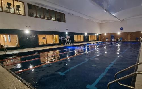 an empty swimming pool in a large building at Maidstone Luxury Penthouse 3 bedroom apartment & parking in Maidstone