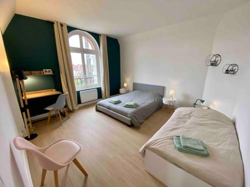 une chambre avec un lit, un bureau et une chaise dans l'établissement Grande Maison de ville idéale pour se réunir, à Saint-Florentin