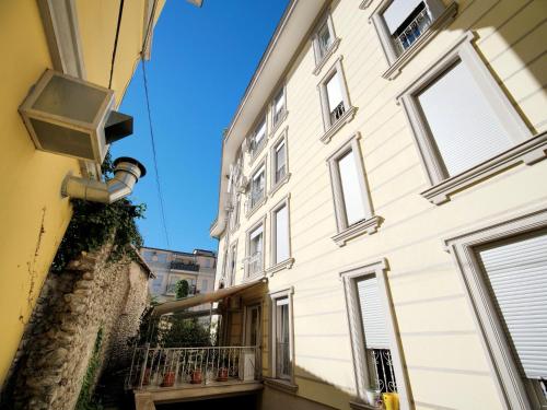 una vista de un edificio con balcón en Eras Apartament, en Shkodër