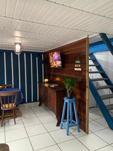 Una habitación con una escalera y un escritorio y un taburete. en Bela Vista - Casa Beira Mar, en Paranaguá