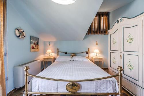 Un dormitorio con una cama con dos lámparas sobre dos mesas. en The Antique Villa by PS, en Golem