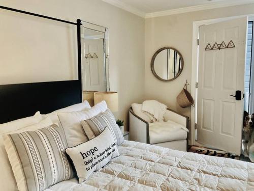 a bedroom with a bed and a chair and a mirror at Beautiful Modern In-town Studio with Kitchenette in Telluride