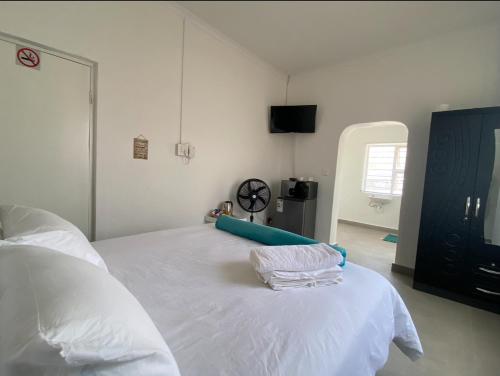 a bedroom with a large white bed in a room at No 1 Guest house in Cape Town