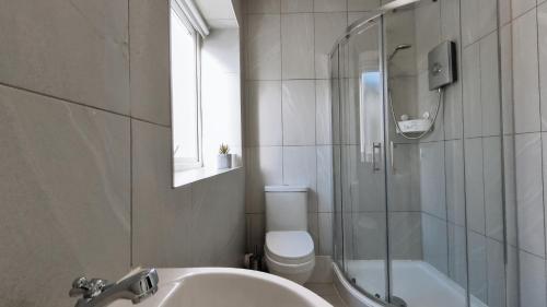 a bathroom with a toilet and a sink and a shower at Birmingham City Stay Apartments in Birmingham