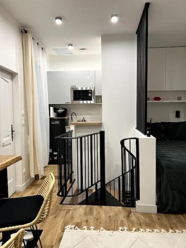 un salon avec un lit et une cuisine dans l'établissement Cosy Studio near Eiffel Tower, à Paris