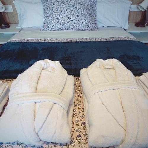 a bed with two white towels on the floor at Apartamento con vistas a la montaña Oasis in San Vicente de la Sonsierra