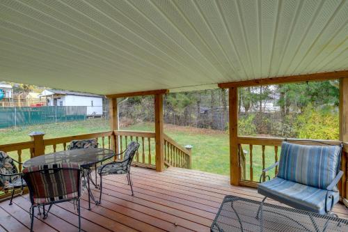 Balkoni atau teres di Bluefield Home with Covered Deck - Near Parks!