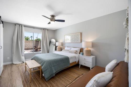 Postel nebo postele na pokoji v ubytování 3BD 2BA Cool and Relaxing Home w Pool!
