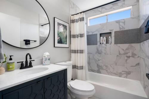 Koupelna v ubytování 3BD 2BA Cool and Relaxing Home w Pool!