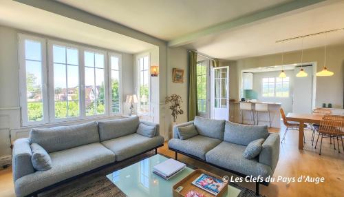 un salon avec deux canapés et une table dans l'établissement Très belle maison à 2 pas de la mer, 6 personnes, à Benerville-sur-Mer