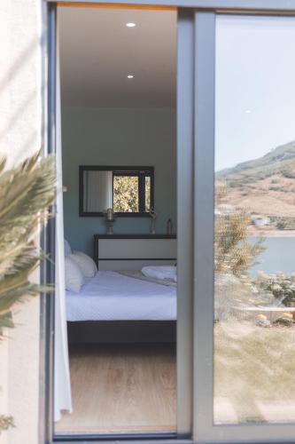 a bedroom with a bed and a window at Vivenda à Beira Rio in Folgosa