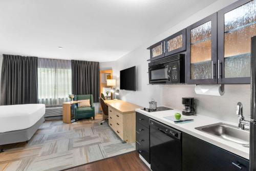 Kuchyň nebo kuchyňský kout v ubytování Sonesta Simply Suites Austin South