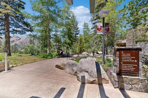 Zahrada ubytování Resort at Squaw Creek's 126 & 128