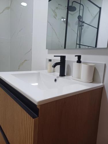 TouguesにあるO Celeiro - Espaço Ruralの洗面台と鏡を備えたバスルームのカウンター