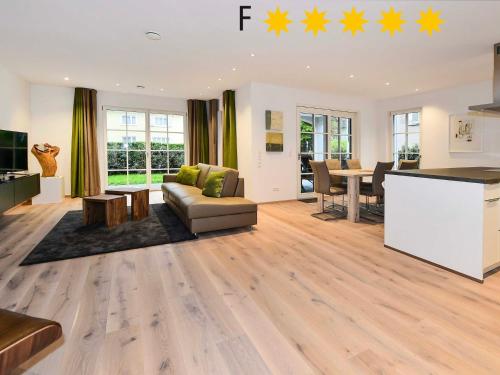 Afbeelding uit fotogalerij van Ferienwohnung Luxus am Toskanapark - Luxus-Ferienwohnung, seenah und exklusiv in Lindau