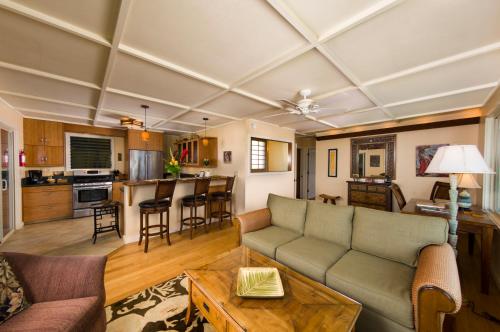 una sala de estar con un sofá y una mesa en Hana Kai Maui - #5 Kaʻahumanu, en Hana