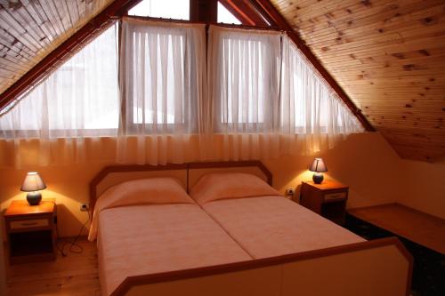 Un pat sau paturi într-o cameră la Kovanlika Hotel