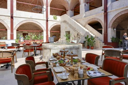 un ristorante con tavoli, sedie e una fontana di Silk Road Museum Hotel a Tokat