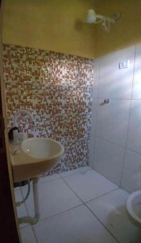 a bathroom with a sink and a shower at Casa na Serra in Bezerros