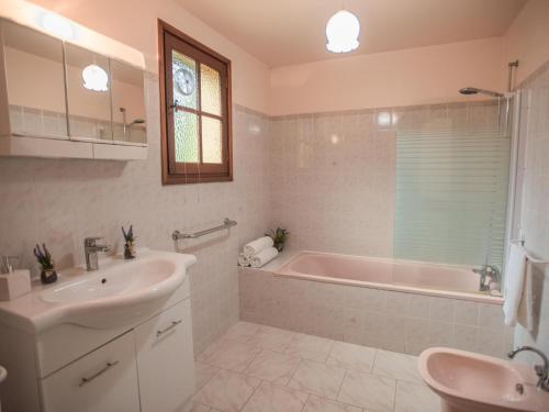 bagno con vasca, lavandino e motivi tubermotter di Gite Le Pasturale a Prats-du-Périgord