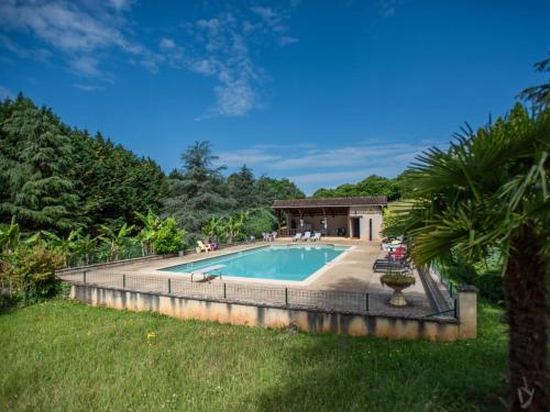 une piscine dans une cour à côté d'une maison dans l'établissement Le Tilleuil en Périgord, à Prats-du-Périgord