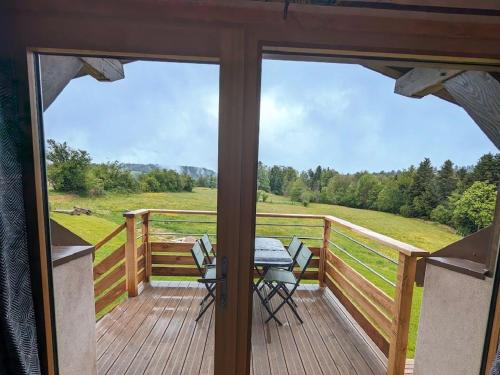 Balkón nebo terasa v ubytování Cosy gîte dans les Vosges, terrasse privative, idéal randonnées - FR-1-589-643