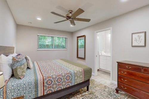 Ένα ή περισσότερα κρεβάτια σε δωμάτιο στο Updated house with enclosed yard, patio, central AC, & washer/dryer