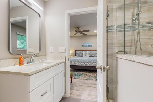 Ένα μπάνιο στο Updated house with enclosed yard, patio, central AC, & washer/dryer