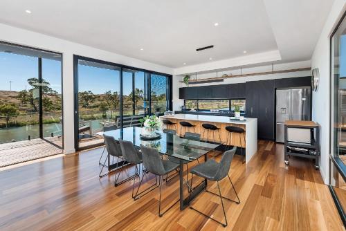 Η κουζίνα ή μικρή κουζίνα στο 30 Marina Way - Mannum Waters