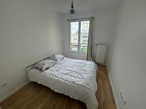 Ένα ή περισσότερα κρεβάτια σε δωμάτιο στο Appartement 4 Pièces à Bougival