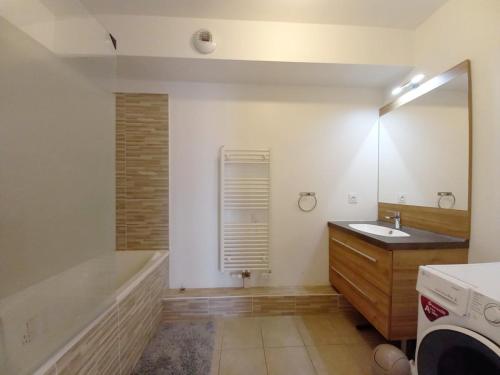 Ένα μπάνιο στο Appartement 4 Pièces à Bougival