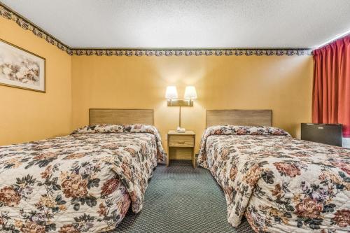 Postel nebo postele na pokoji v ubytování Camelot Inn