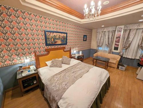 a bedroom with a large bed in a room at HOTEL D-CUBE 明石店 in Higashi-futami