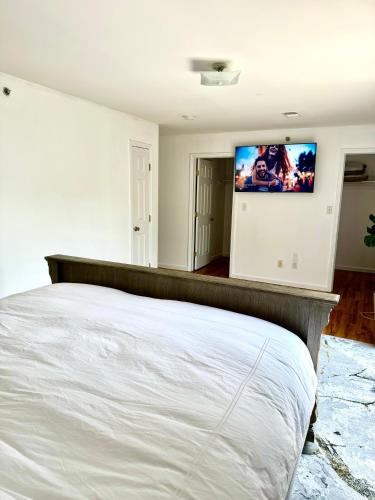Postel nebo postele na pokoji v ubytování Stylish Evergreen Apartment By Newark Airport