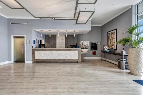 an office with a lobby with a reception desk at Ocean View Hotel in Los Angeles