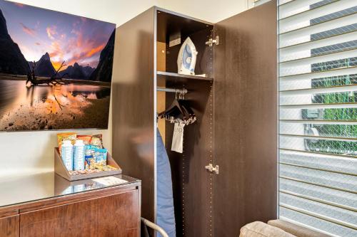 a walk in closet with a painting on the wall at Ocean View Hotel in Los Angeles