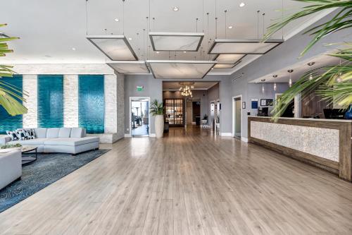 an office lobby with a couch and a table at Ocean View Hotel in Los Angeles