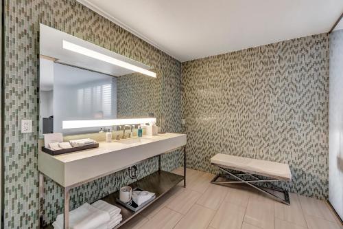 a bathroom with a sink and a mirror at Ocean View Hotel in Los Angeles
