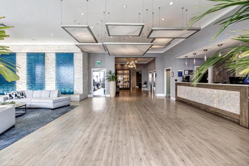 an office lobby with a couch and a table at Ocean View Hotel in Los Angeles