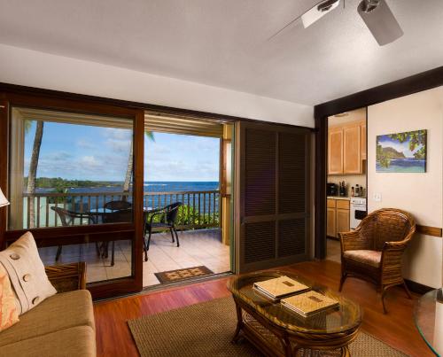 Una sala de estar con vista al mar. en Hana Kai Maui - #103 Helani oceanview 1 BR, en Hana