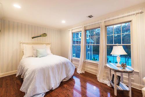 サウサンプトンにあるVilla Charlotte - Elegant 7 Bedroomのベッドと大きな窓のある寝室