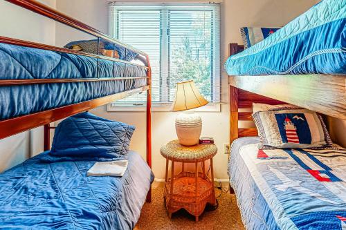 1 dormitorio con 2 literas y lámpara en Bayberry Woods -- 714 Bayberry Circle, en Bethany Beach