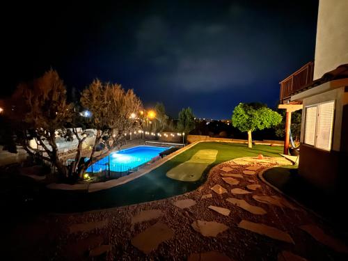 法明顿Casa Uva Beautiful Family Retreat with pool and views的游泳池的夜景