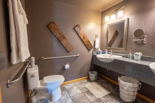 Beaver Lakefront Cabins - Couples Only Getawaysにあるバスルーム