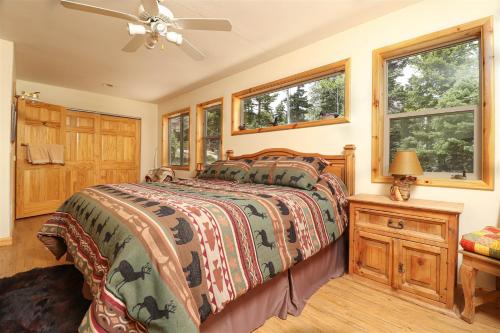 Ένα ή περισσότερα κρεβάτια σε δωμάτιο στο Cabin On The Rocks